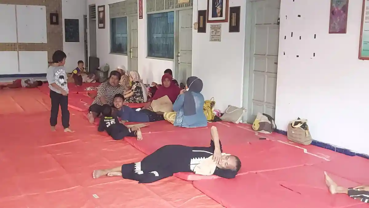 Banjir Rob Pekalongan Tinggi Sampai Sepaha Orang Dewasa, Pengungsi Bertambah Jadi 41 Orang