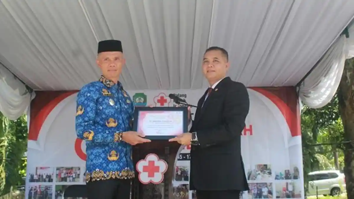 Peringati HUT, PMI Abdya Santuni Puluhan Yatim dan Berikan Penghargaan kepada Forkopimda
