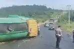 Truk_CPO_Terguling_di_Jalan_Lintas_PekanbaruDuri_Polisi_Atur_Lalu_Lintas_dan_Evakuasi_Kendaraan.jpg