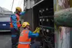 Petugas-Pelayanan-Teknik-saat-melakukan-pengecekan-Panel-Tegangan-Rendah.jpg