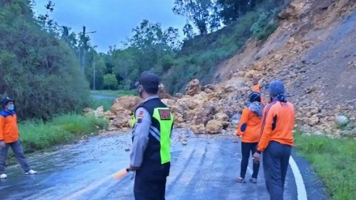 Tebing Longsor di Wonogiri, Jalan Lintas Selatan DIY-Jawa Tengah-Pacitan Jatim Terputus