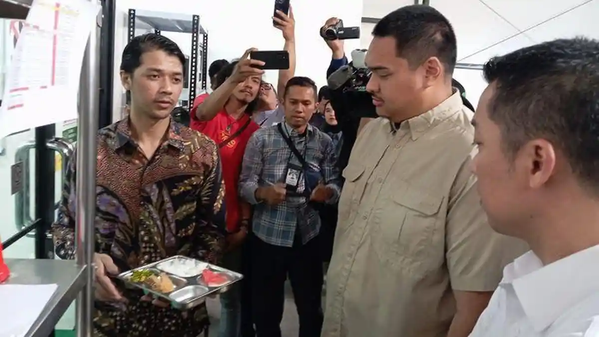 Menpora dan Taufik Hidayat Tinjau Realisasi Makan Bergizi Gratis di Cimahi