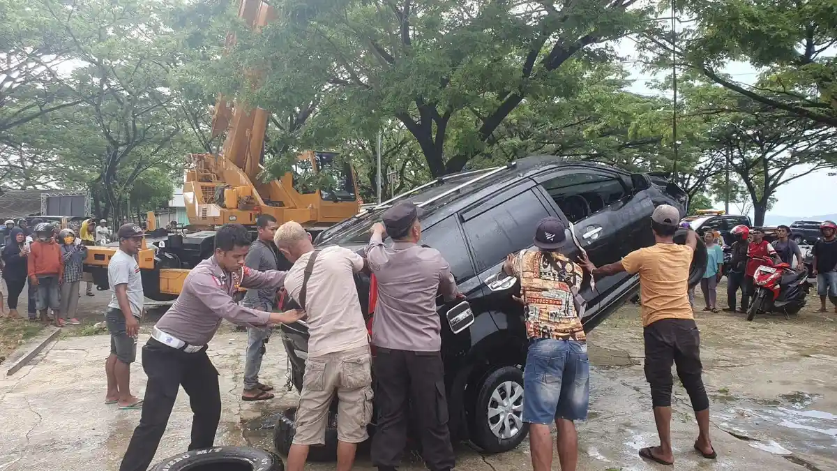 Kronologis Avanza Hitam di Muna Tercebur di Laut, Diduga Pengendara Hilang Kendali Gegara Mengantuk
