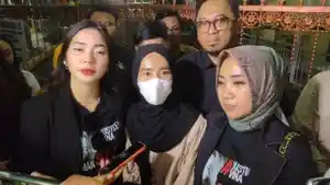 Kuasa-Hukum-Vina-Putri-Maya-Rumanti-kanan-didampingi-Linda-masker-putih.jpg