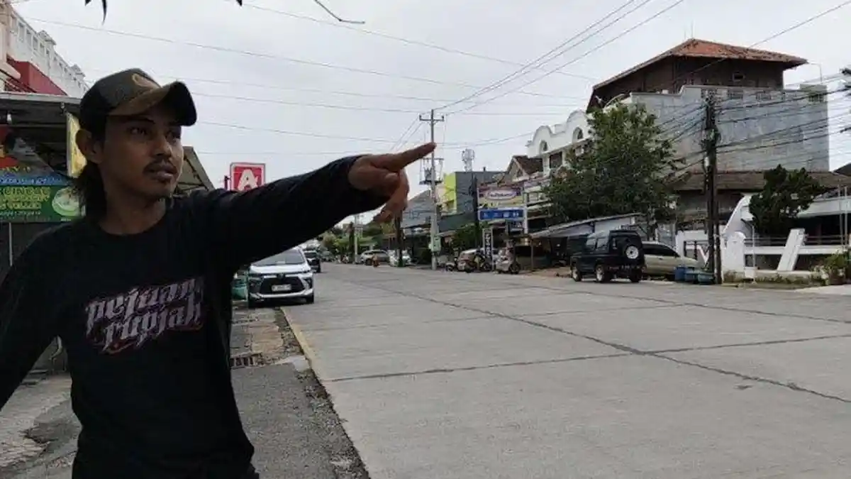 2 Anggota Polisi Peras Pelajar Rp 2,5 Juta Dikepung Massa, Si Cewek Teriak Setelah Ambil Uang di ATM