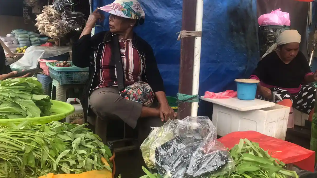 DUH, Harga Kangkung di Pasar Mardika Ambon Tembus Rp.15.000 Per Ikat