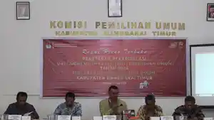 ketua-bersama-jajaran-komisioner-kpu-manggarai-timur-sedang-pimpin-rapat-pleno.jpg