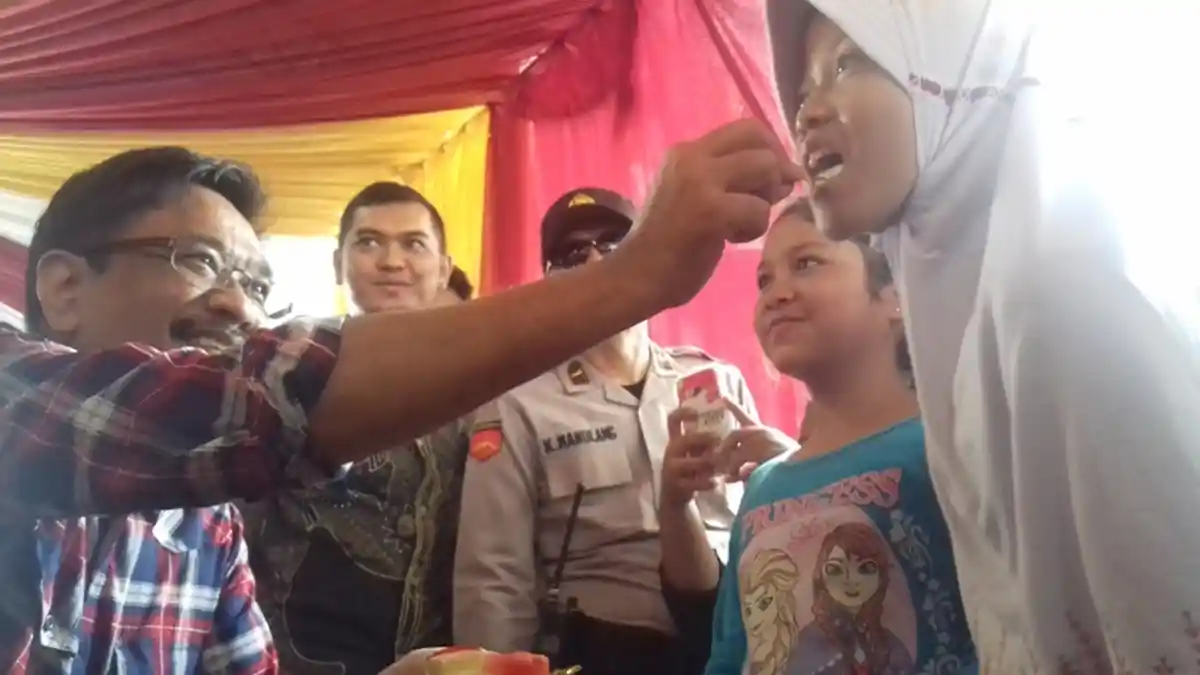 Sejumlah Anak Berebut Disuap Cawagub DKI Djarot