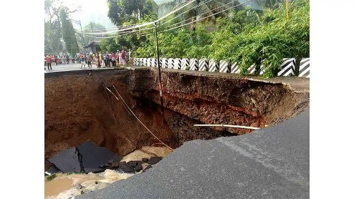 Kedalaman Jalan Penghubung Jabar dengan Jateng yang Ambles Capai 10 Meter