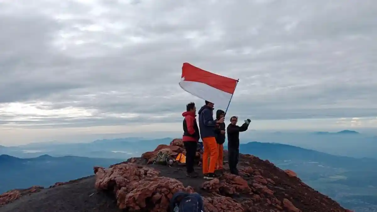 Gunung Kerinci, Gunung Api Aktif dengan Panorama Hutan Tropis yang Memukau