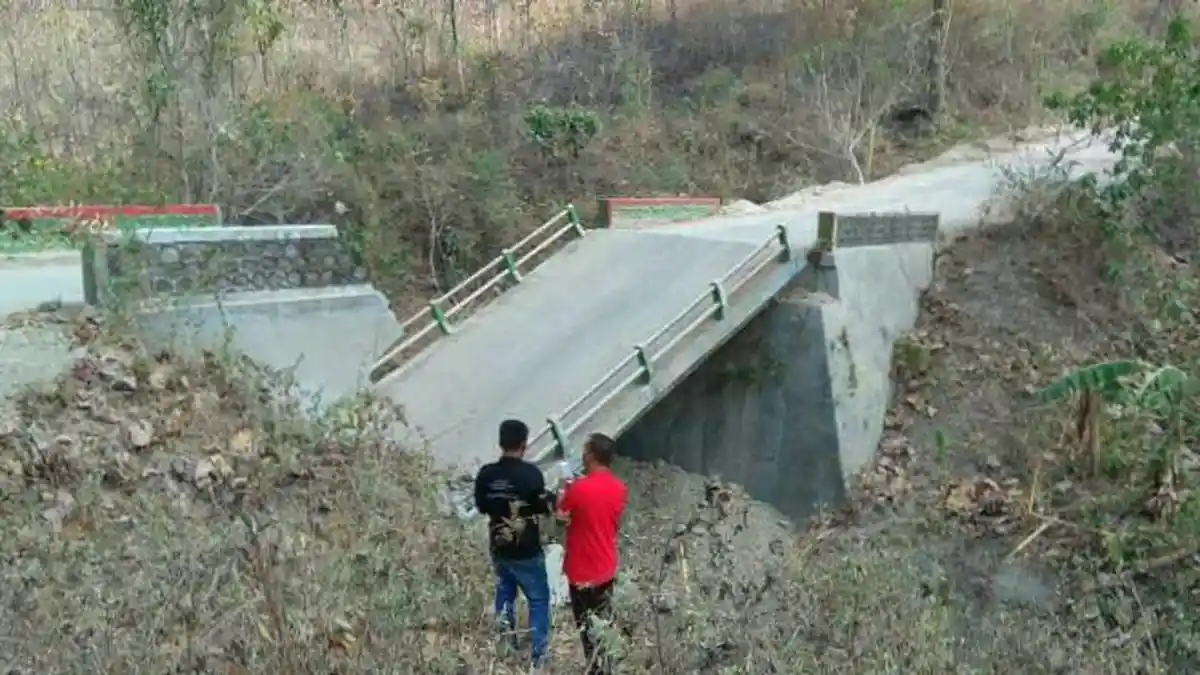 Jembatan Penghubung Dua Kecamatan di Bojonegoro Ambruk, Mobil Harus Memutar 10 Kilometer