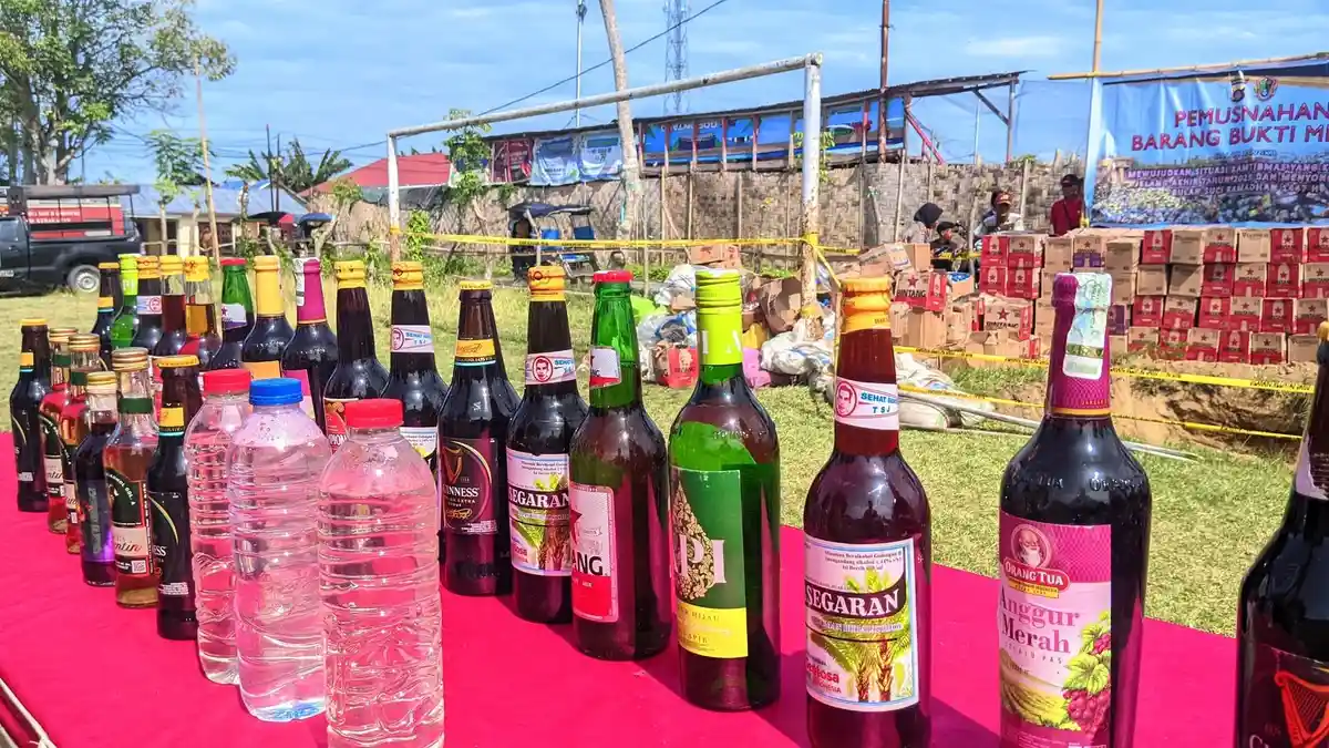 Musnahkan Ratusan Botol Miras, Wali Kota Gorontalo Nyatakan Perang Terbuka terhadap Penjual