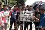 siswa-sekolah-dasar-sd-ini-ikut-turun-ke-jalan-mengikuti-aksi-demo-mahasiswa-di-surabaya.jpg