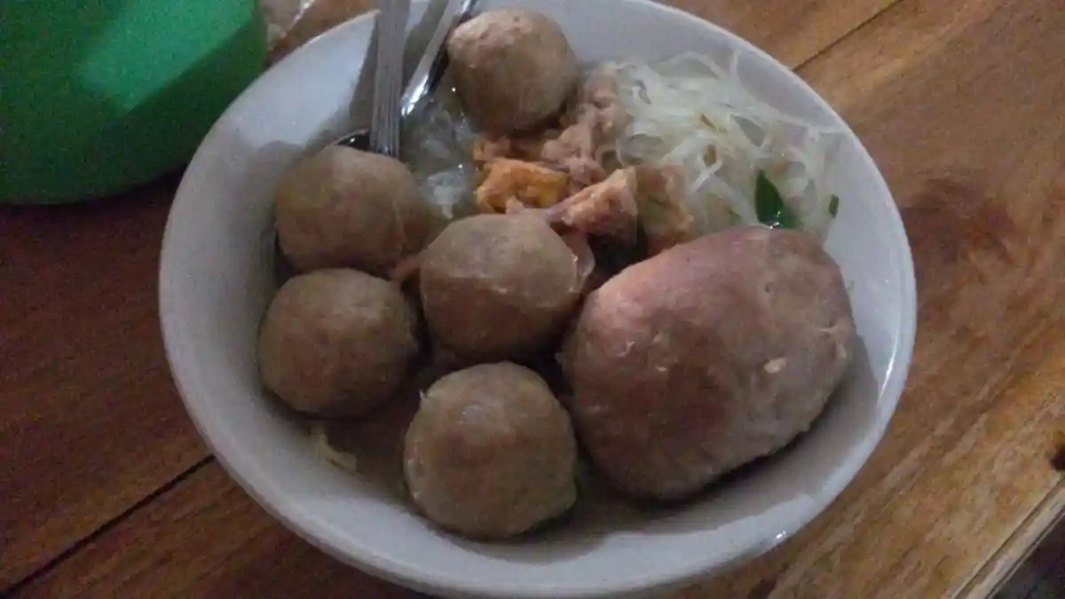 Bakso Ria Kupang, Paduan Bumbu Rahasia dan Kaldu Sapi Bikin Pelanggan Rela Antre