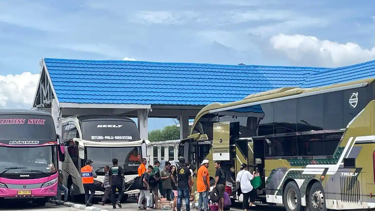 FOTO: Terminal Mamboro Dipadati Penumpang Arus Balik, Bus AKAP Ramai Berangkat dan Tiba - arusbalikmamboro-2025-lebaran.jpg