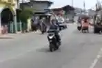 Pengendara Sepeda Motor Tanpa Mengenakan Helm