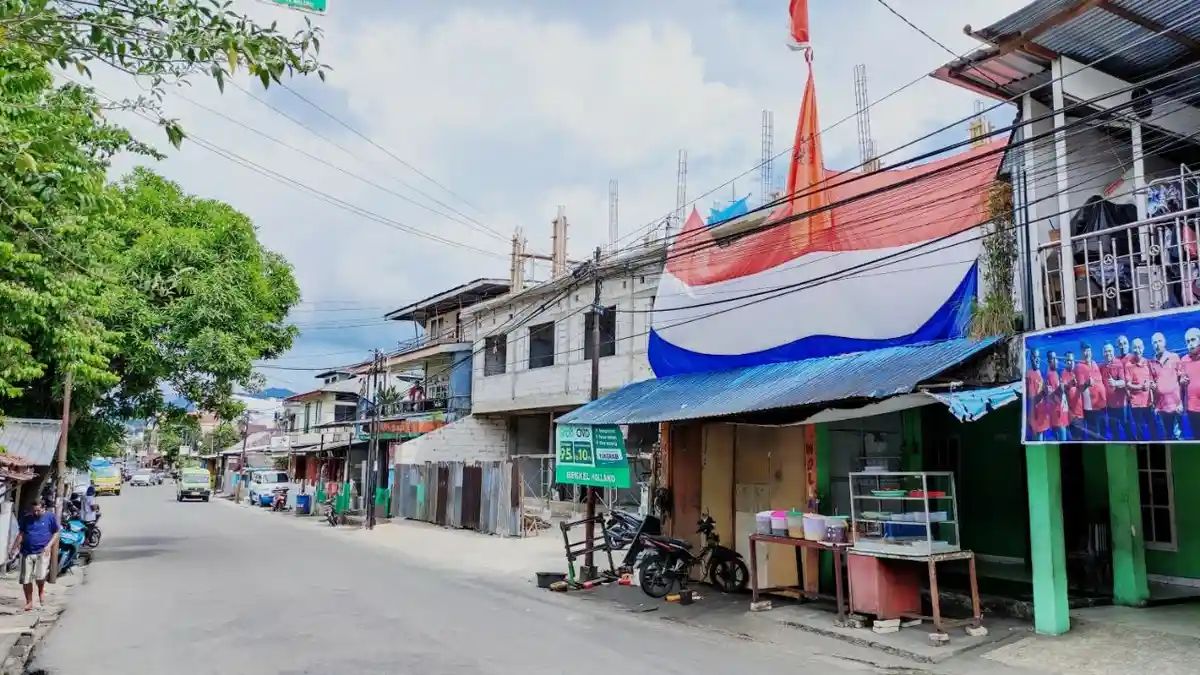 3 Bendera Timnas Belanda Raksasa Berkibar di Kelurahan Benteng Kota Ambon