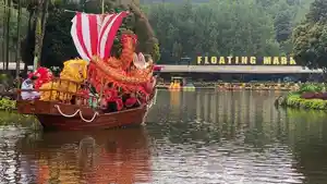 Pengunjung-Floating-Market-Lembang-Kabupaten-Bandung-Barat-dihibur-dengan-pertunjukan-barongsai.jpg