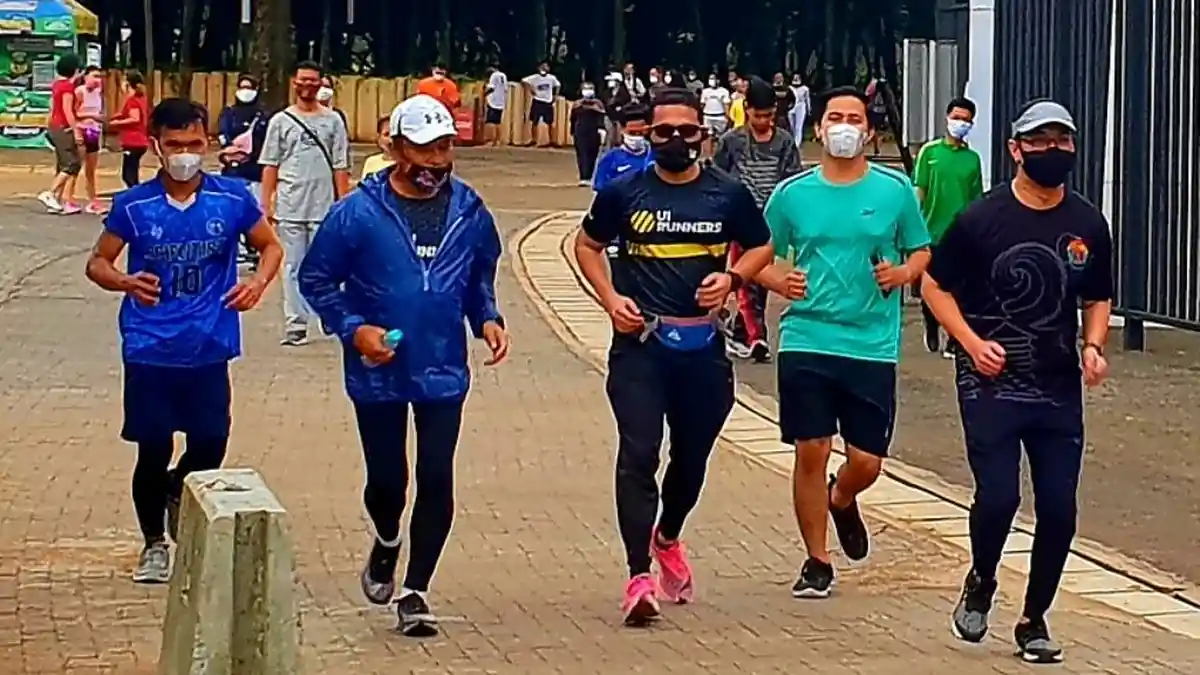 Kompaknya Ketua MWA UI, Ketua Iluni UI Dan Ketua BEM UI Berolahraga Bareng