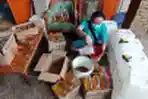 Pedagang Sembako Kemas Minyak Goreng Curah