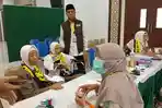 Tiga-JCH-Kota-Mataram-sedang-menjalani-pemeriksaan.jpg