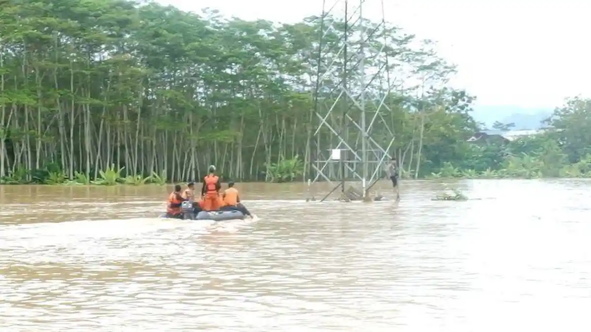 Terseret Arus Banjir, Seorang Remaja Tersangkut Tower Listrik Bertegangan Tinggi