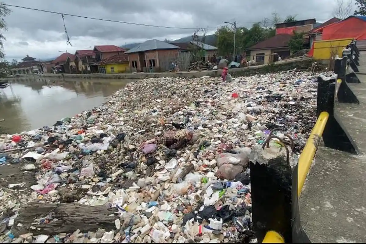 Warga Keluhkan Sampah Menumpuk di Bawah Jembatan di Hamparan Rawang Kerinci, Aliran Sungai Tersumbat