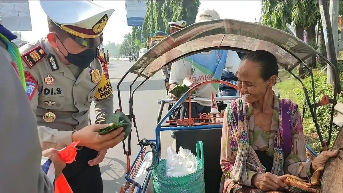 Satlantas Polres Blora Edukasi Tertib Lantas sambil Bagikan Nasi Bungkus, Siti: Sering-sering Pak
