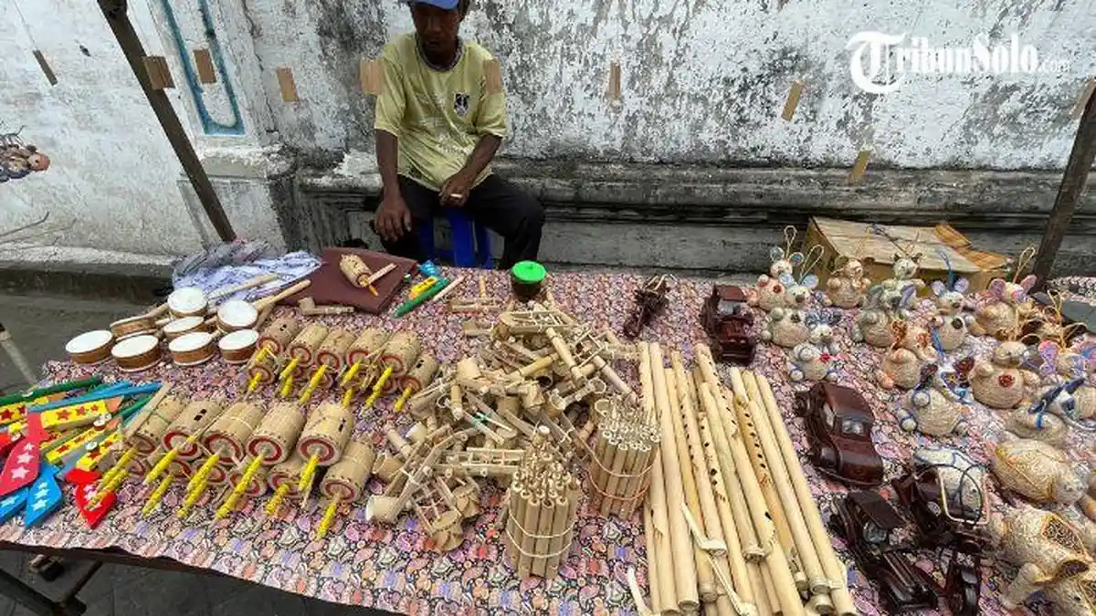 Keluh Kesah Penjual Mainan Tradisional Bambu di Kawasan Keraton Solo ...