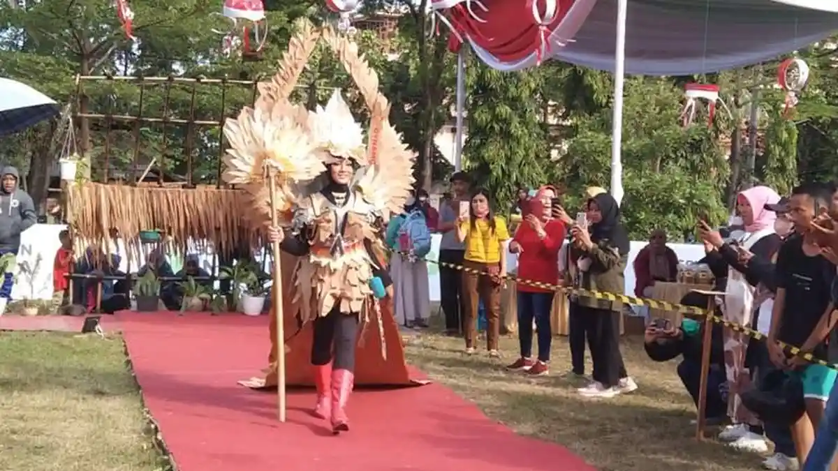 Puluhan Anak Kreasi Busana Estetik  dari Bahan Sampah, Pede Jalan di Red Carpet Runtah Fashion Week