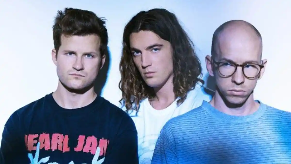 Lirik Lagu Romantis 'dancing in the kitchen' LANY dan Terjemahan, Swear The Only One I Want Is You