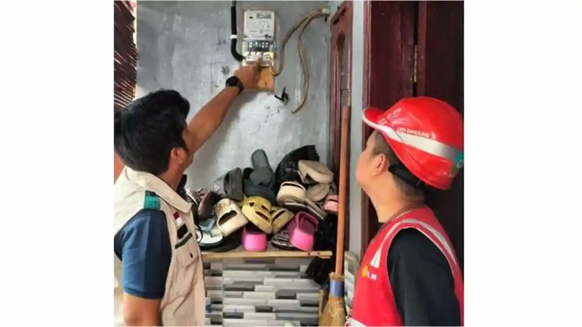 PLN ULP Ujung Berung Hadirkan Terang bagi Warga Melalui Program Jumat Berbagi Cahaya