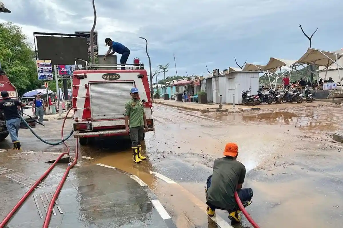 Jalan di Labuan Bajo Penuh Lumpur usai Banjir, Satpol PP Kerahkan 2 Unit Damkar