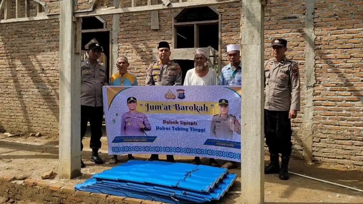 Jumat Barokah, Polsek Sipispis Sumbang Seng untuk Pembangunan Musala Al Kautsar