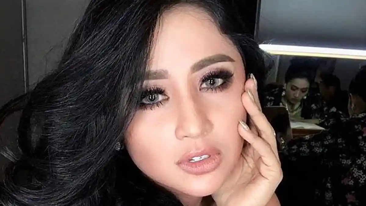 Dewi Perssik Marah-Marah di Akun Instagram, Warganet Tebak Ada Artis yang Disindir