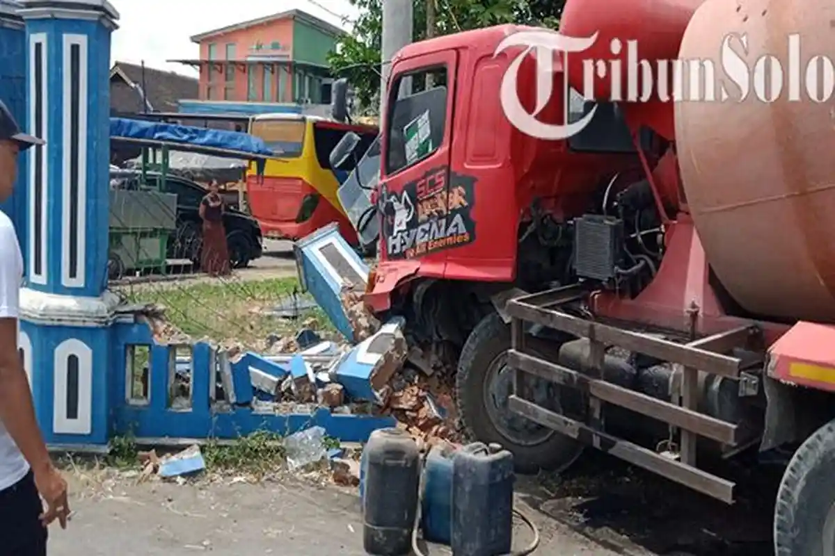 Rem Blong, Slamet Pilih Truknya Terjang Pagar Terminal di Klaten, daripada Hantam Pemotor di Bangjo