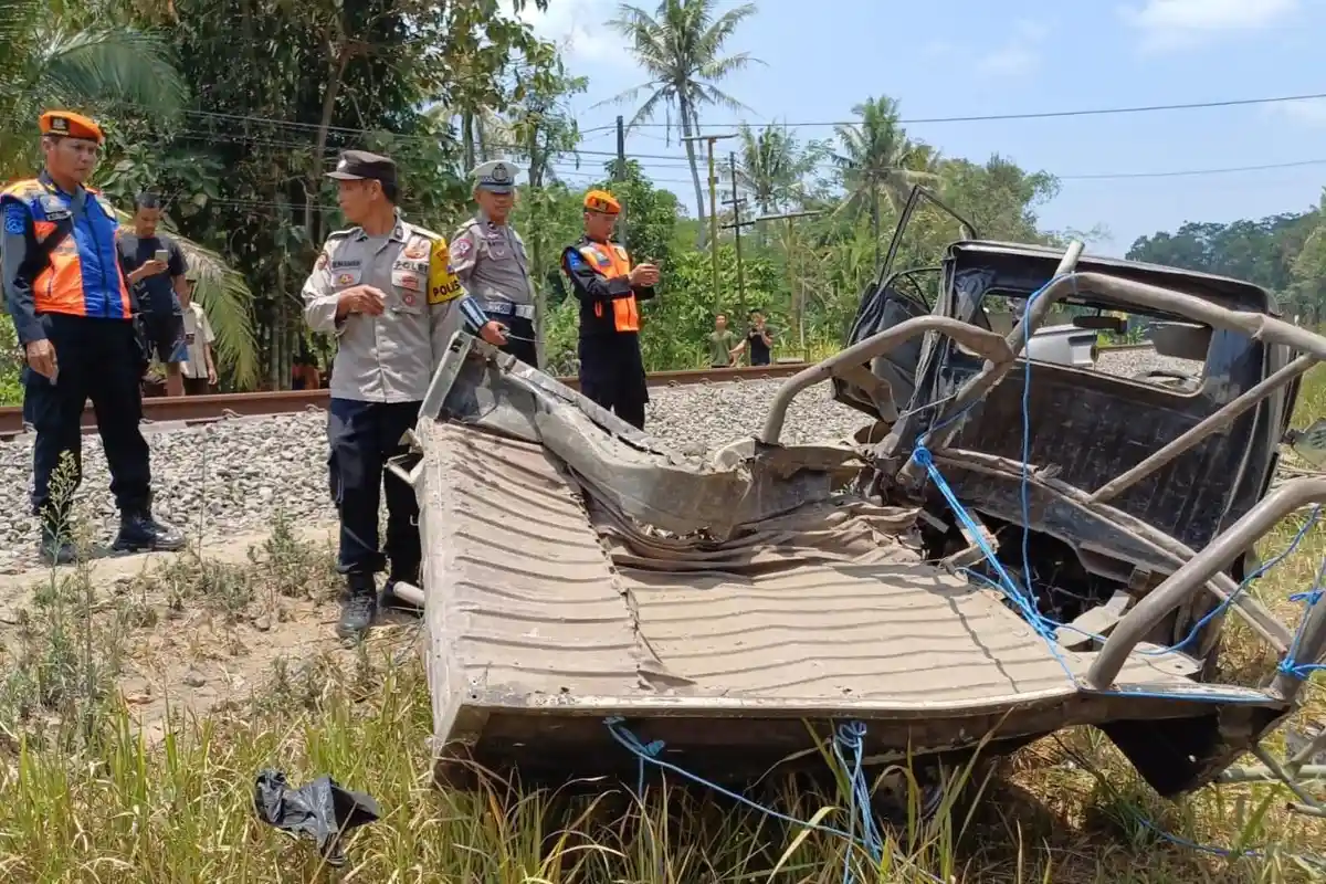 Ayah dan Anak Selamat dari Tabrakan Kereta Api di Blitar, Inisiatif Melompat dari Jendela