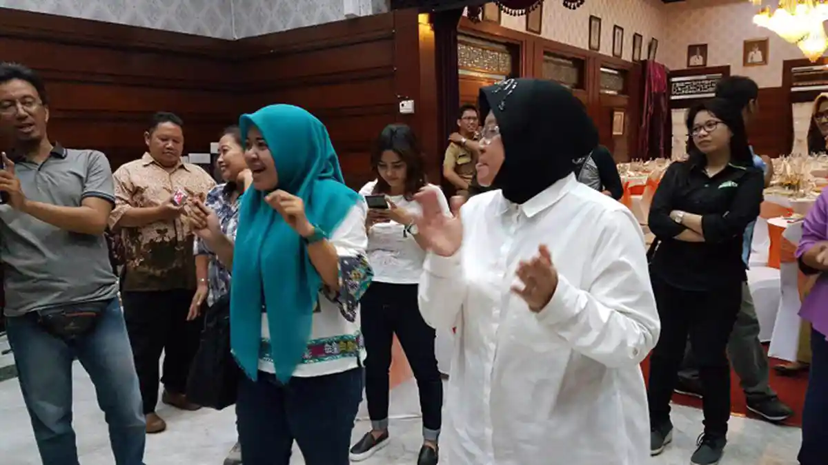 Risma Bergoyang Poco-poco Usai Buka Puasa Bersama Jurnalis
