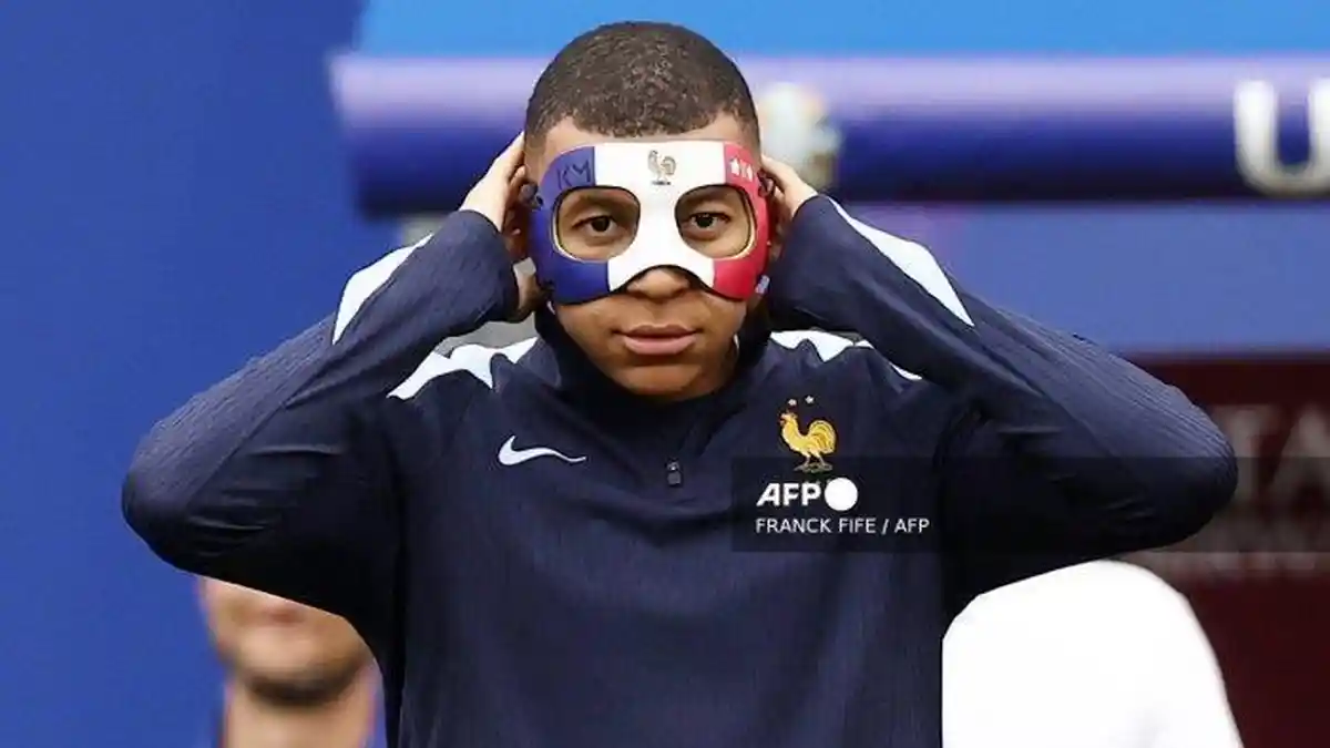 Penyerang-Prancis-Kylian-Mbappe-mengenakan-masker-di-Euro-2024.jpg