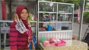 Lun-Abdullah-penjual-es-kelapa-muda-di-Jl-Kalimantan-Kota-Gorontalo.jpg