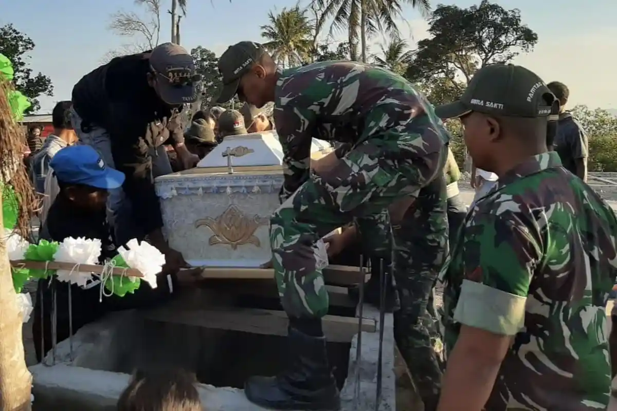Satgas Yonif 132/BS Bantu Prosesi Pemakaman Warga Perbatasan