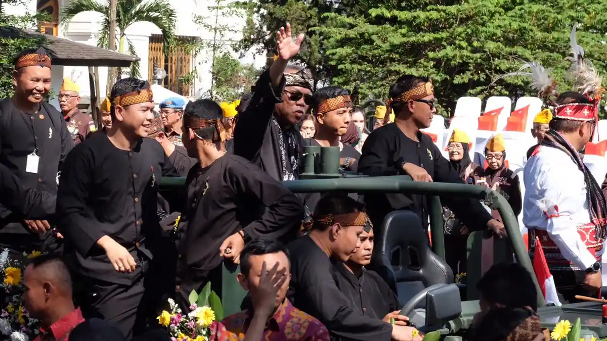 Presiden dan Menteri Pakai Baju Adat di Karnaval Kemerdekaan Pesona Parahyangan