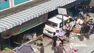 Sebuah-mobil-ambulans-terlibat-kecelakaan-di-depan-Pasar-Sidoharjo-Desa-Paseban-Bayat-Klaten.jpg