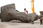 para-pekerja-mengangkat-patung-kaisar-pertama-cina-qin-shi-huang-yang-roboh_20180411_103241.jpg