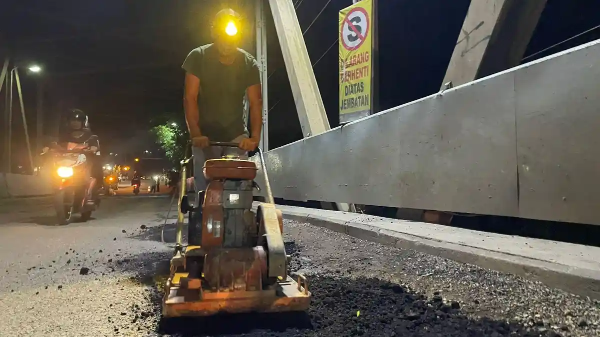 Penambalan Lubang Jalan di Jembatan Sambaliung Berau Hanya Sementara