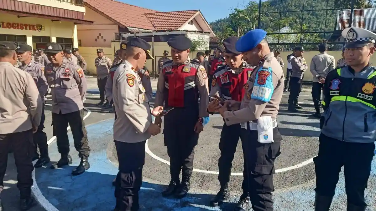 Cegah Judi Online, Wakapolres Ngada Bersama Propam Cek Akses Internet Anggota