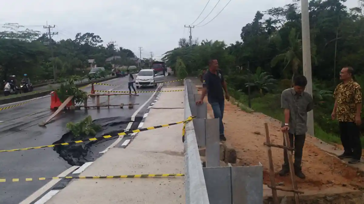 Baru Selesai 2 Bulan, Jalan Provinsi di Belo Laut Sudah Ambles