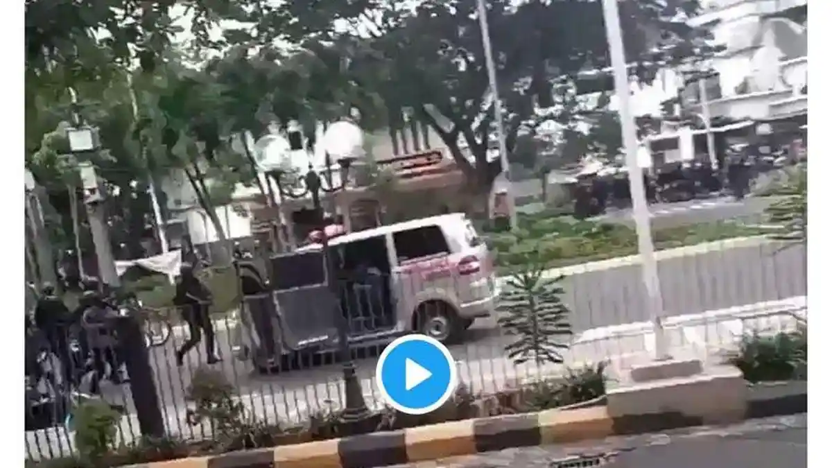 Ambulans yang Dikejar Polisi Kemarin Mengangkut Batu dan Logistik untuk Perusuh?