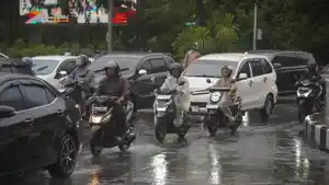 Masyarakat-melintasi-jalan-saat-hujan-di-Jalan-Jendral-Ahmad.jpg