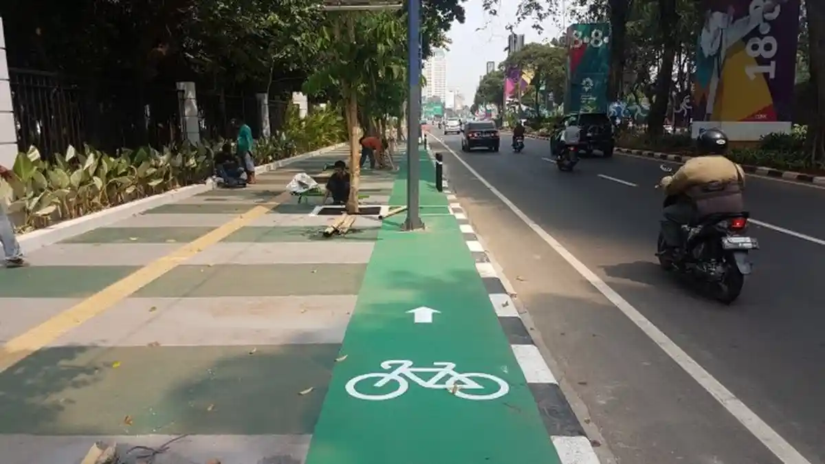 Warga Mengeluh Soal Jalur Sepeda di Trotoar Jakarta yang Terhalang Tiang
